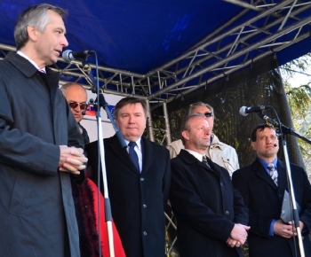 Slávnostné poklopanie základného kameňa mostu